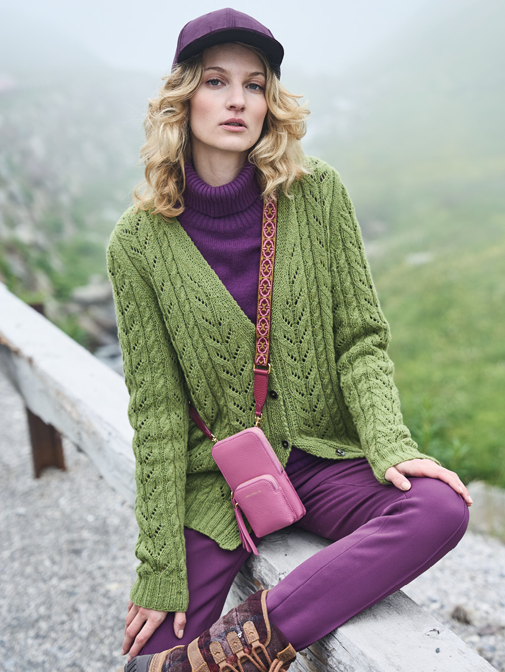 Modellansicht Bild 1: Cardigan mit Zöpfen und Ajourstreifen