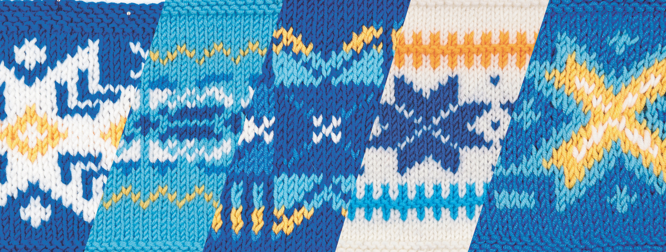 Modische, handgemachte Strickmuster in Blau, Weiß, Gelb. Geometrische Designs, detailreich und kreativ.