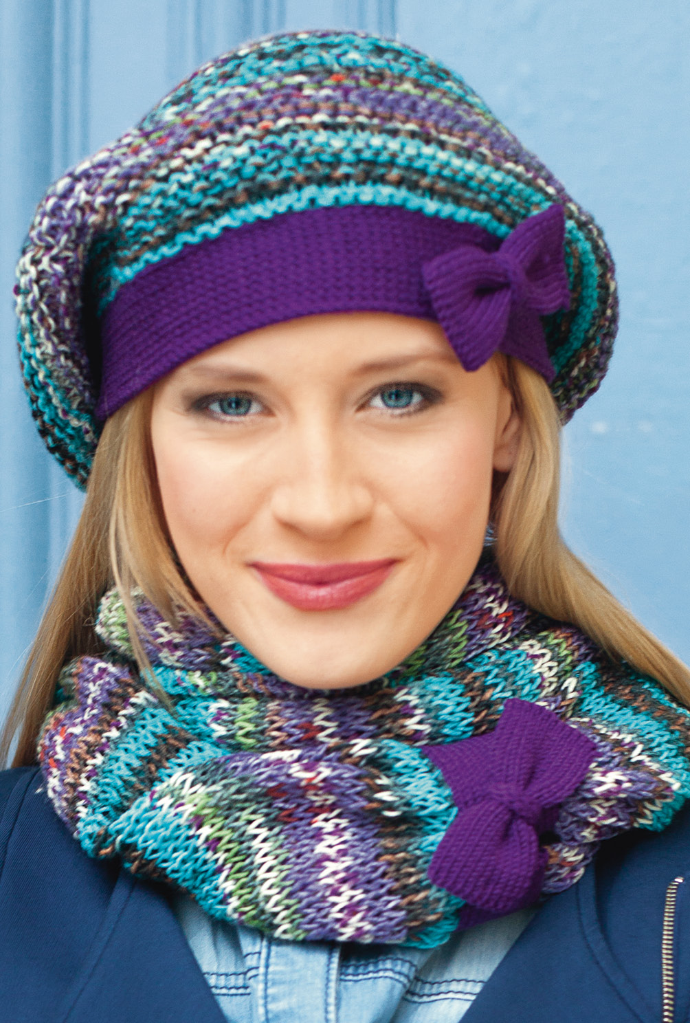 Modellansicht Bild 4: Mütze, Loop und Fingerhandschuhe mit lila Schleifchen