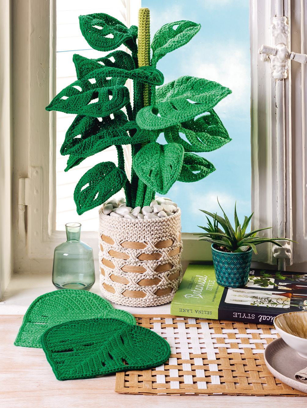Modellansicht Bild 1: Gehäkelte Monstera, dekorativer Übertopf und passende Platzsets