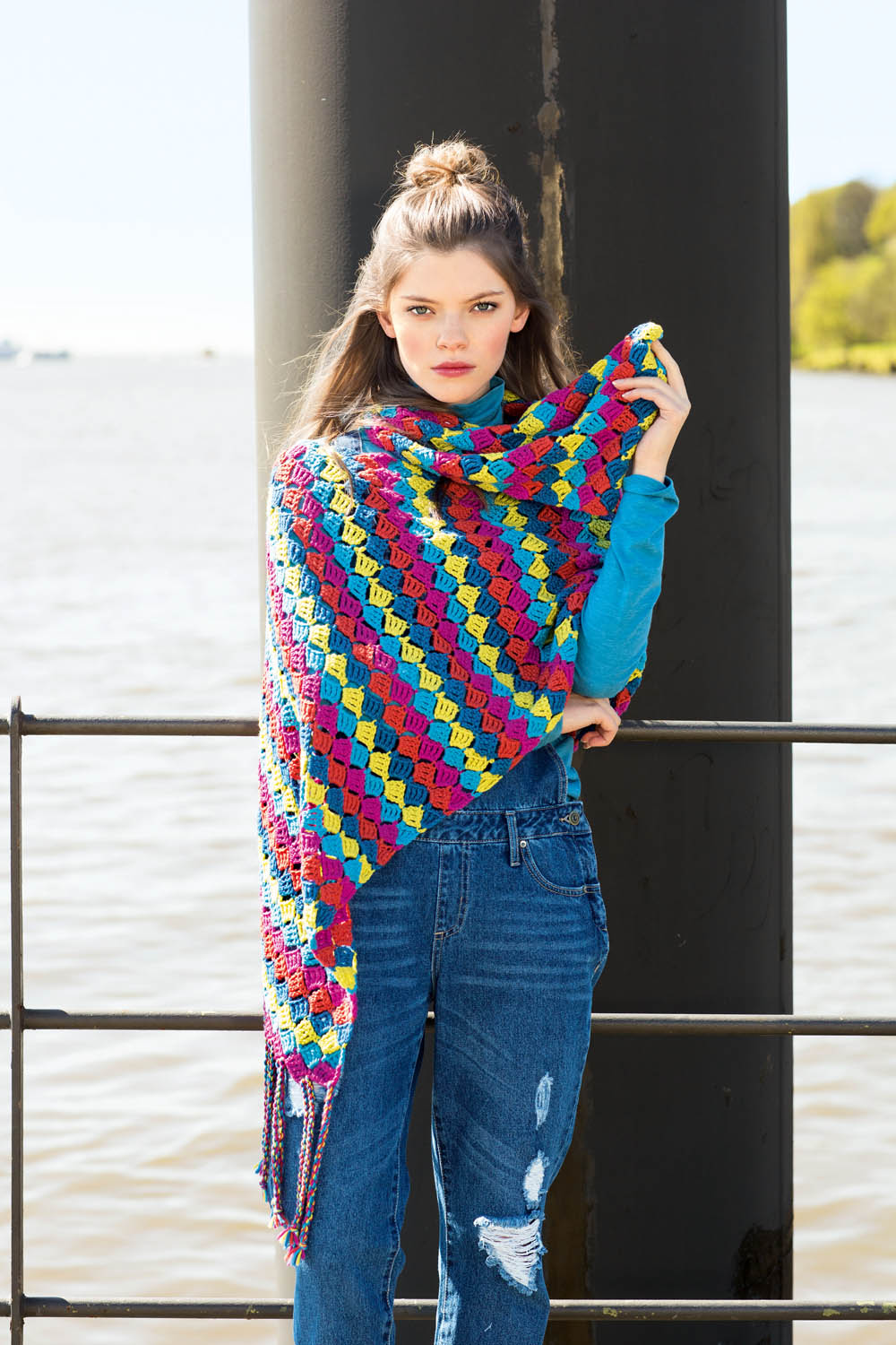 Modisches, gehäkeltes Tuch in leuchtenden Farben. Kombiniert mit Jeans, sorgt es für einen lebendigen Look.