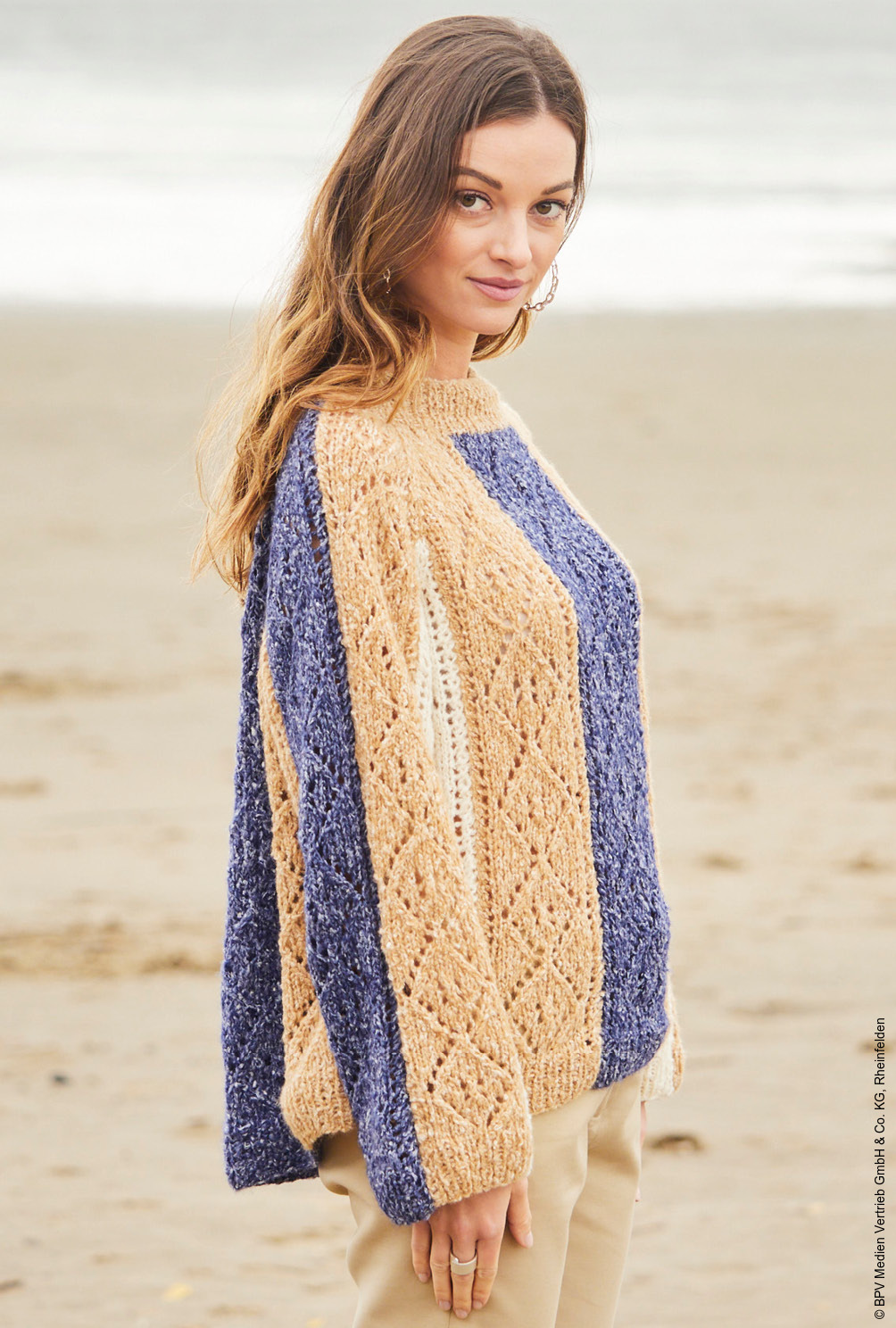 Modellansicht Bild 4: Raglanpullover mit breiten Längsstreifen