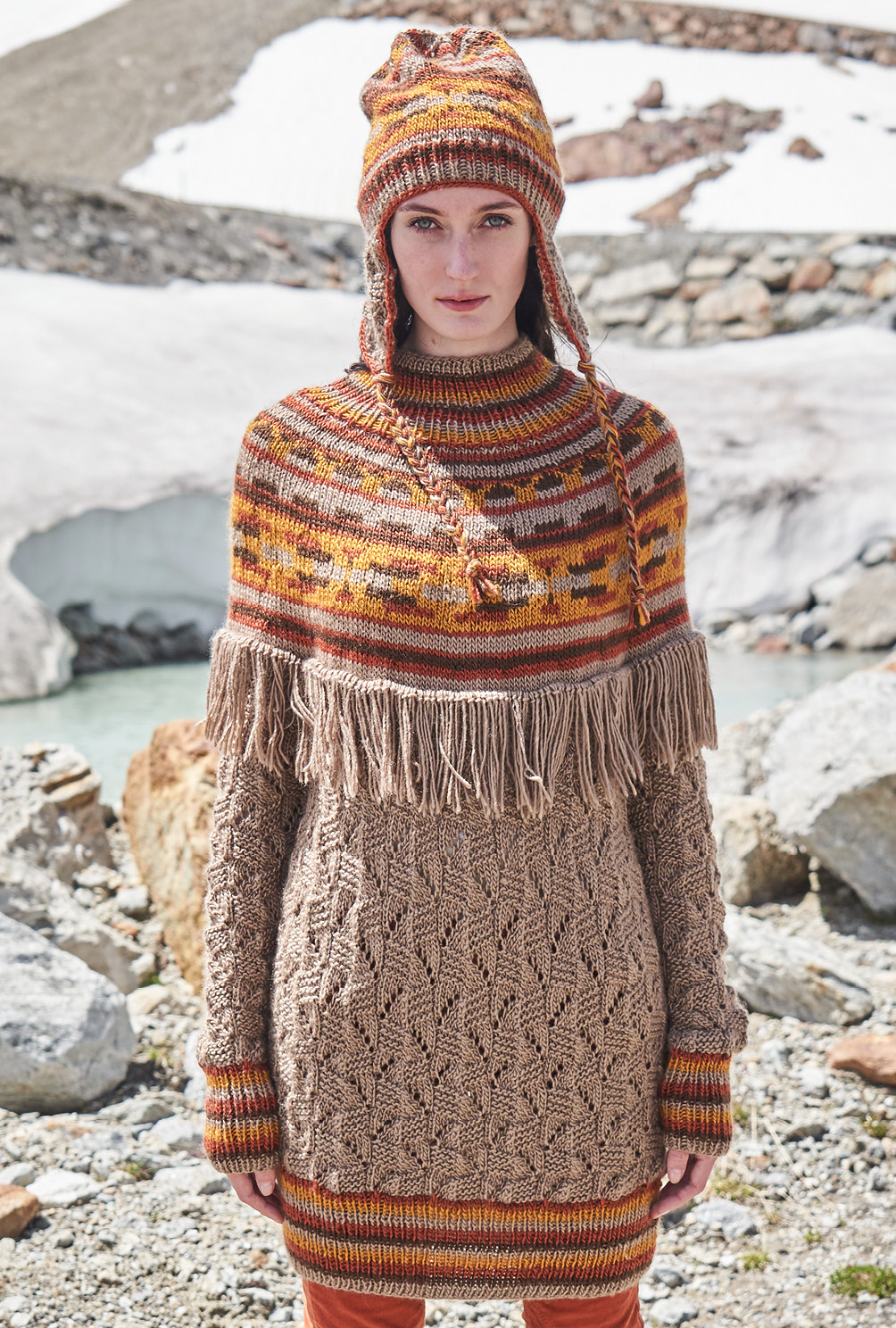 Modellansicht Bild 2: Markante Strukturen und bunte Streifen setzen Pulli und Mütze im Szene!