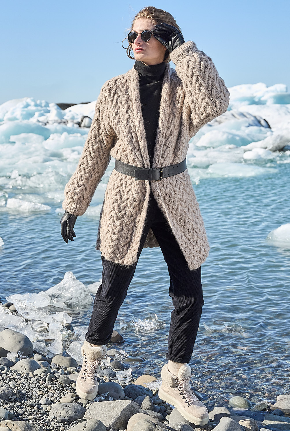 Modellansicht Bild 2: Longjacke mit Zopfstrukturen