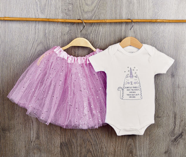 Lila Tutu mit Glitzer, DIY; Weißer Body mit Einhorn-Print, minimalistisch.
