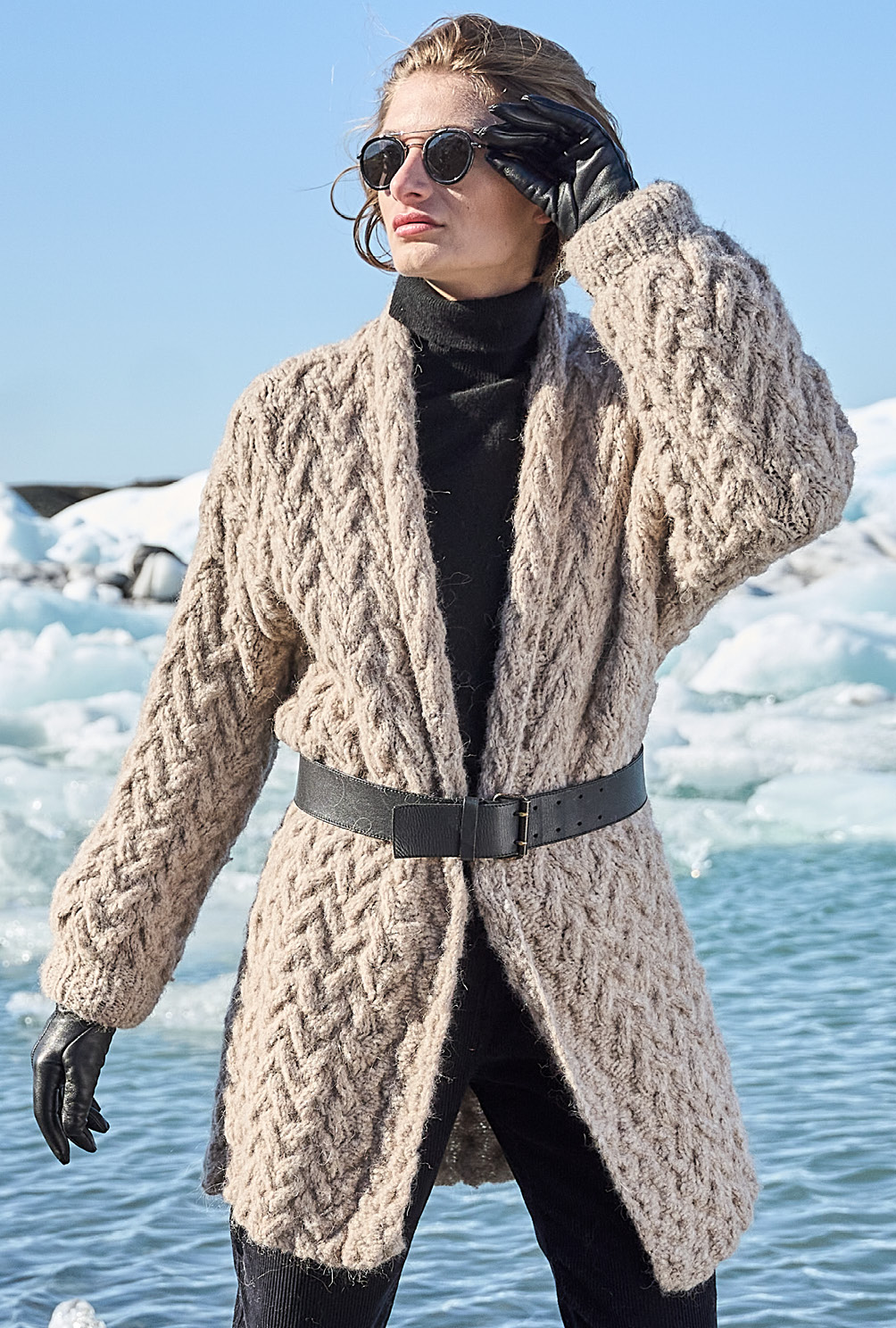 Modellansicht Bild 3: Longjacke mit Zopfstrukturen