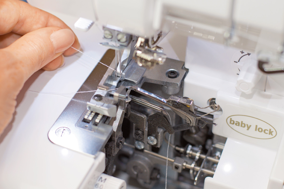 Moderne Nähmaschine im Detail, präzise Fadenführung, ideal für selbstgemachte, handgefertigte Kleidungsstücke.